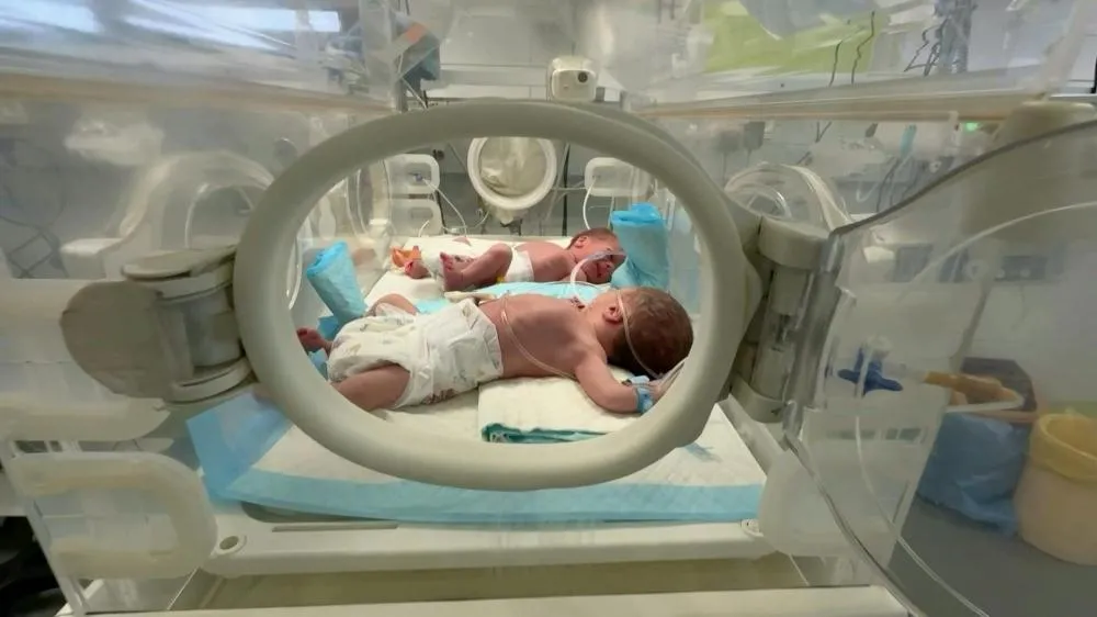 Bebês prematuros incubados no hospital de Gaza