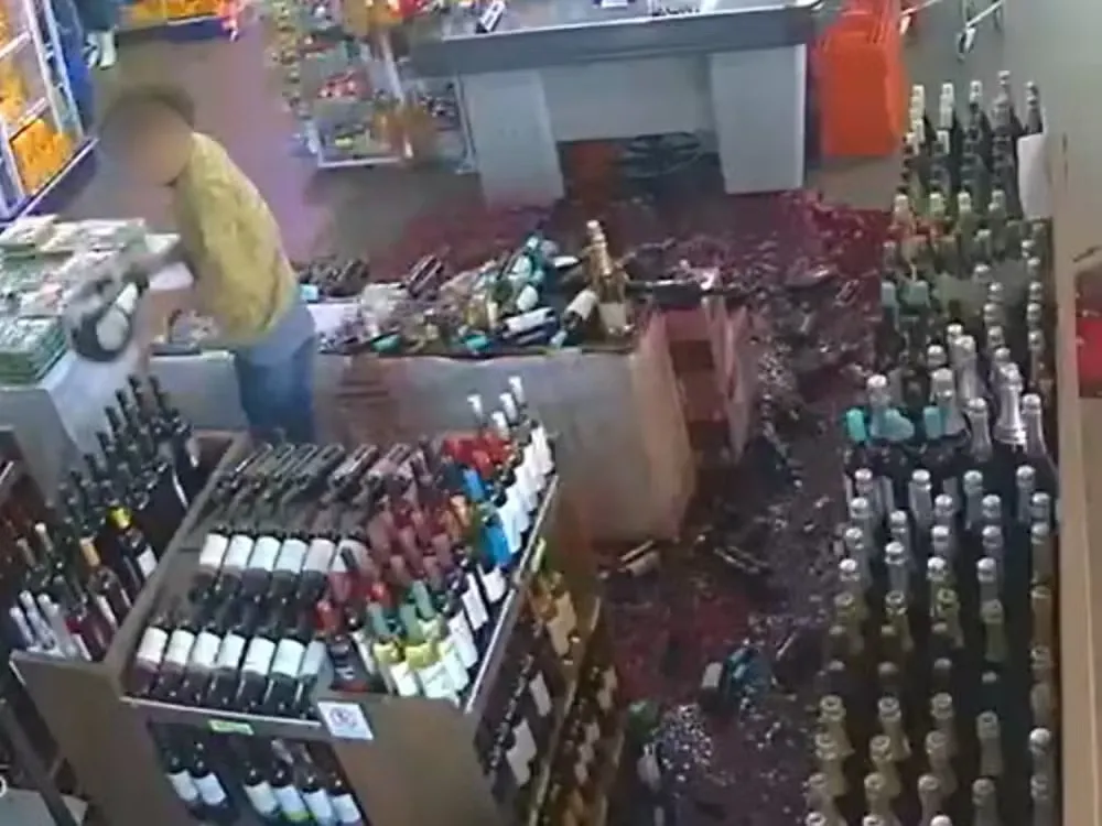 Um homem quebrou vinhos avaliados em 60 mil reais, após não conseguir fazer compra com o cartão