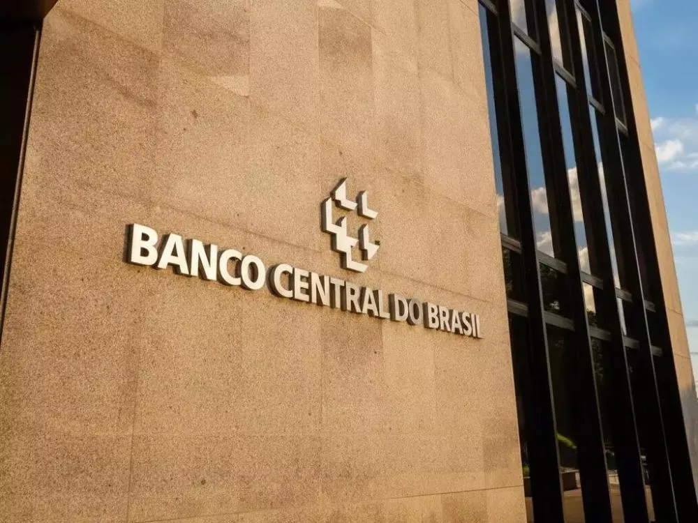 O banco central reduziu a taxa selic em zero vírgula vinte e cinco ponto, de quatorze para treze vírgula setenta e cinco por cento ao ano.