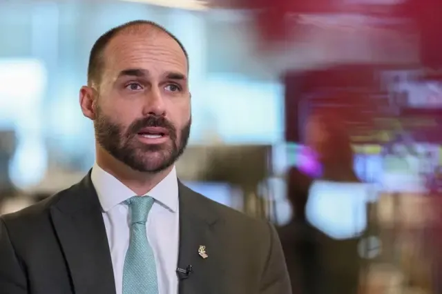 O ministério da justiça oficializou a demissão de Eduardo Bolsonaro do cargo de escrivão da polícia federal.