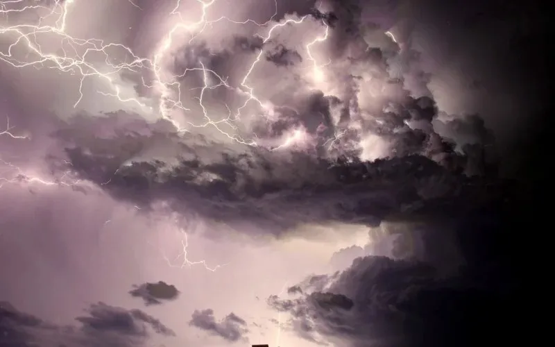 Uma tempestade com ventos acima de 100 km/h atingiu o rio grande do sul