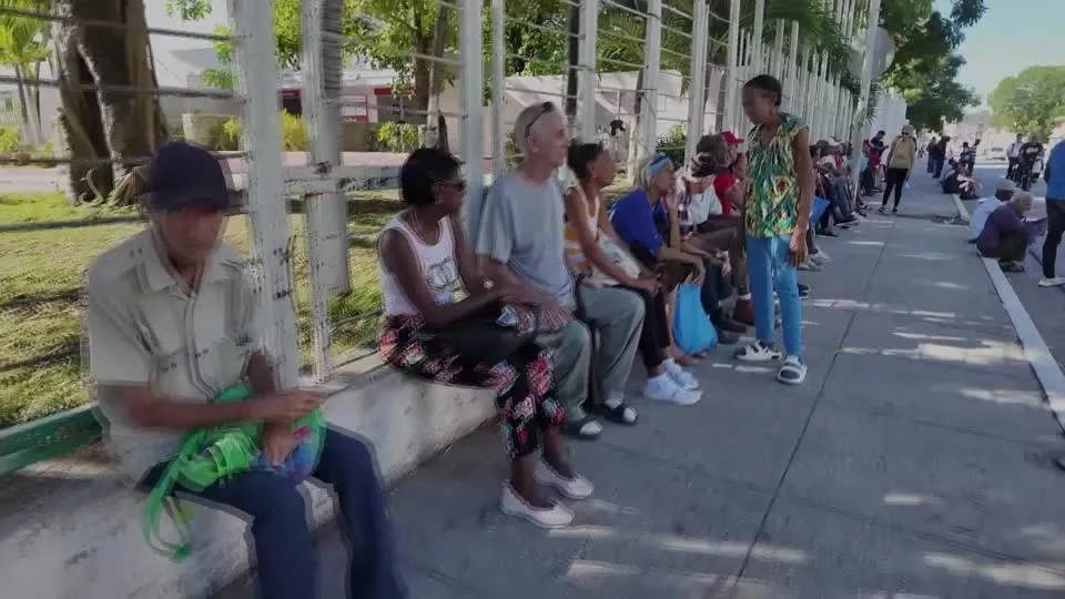 Falta de dinheiro em espécie agrava crise em Cuba