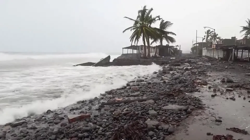 Furacão Polo castiga costa do México e avanço em direção à Baja California