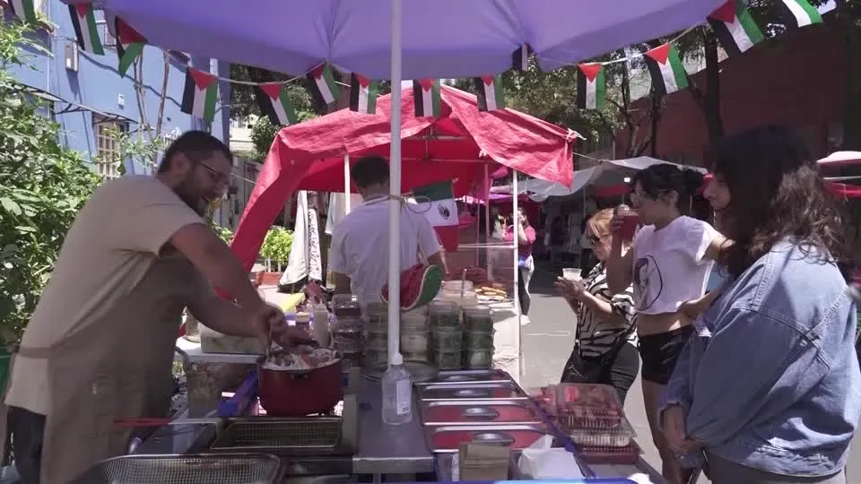 Família Palestina recomeça a vida no México por meio da culinária