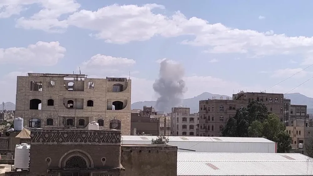 Arábia Saudita bombardeia houthis com 100 aviões