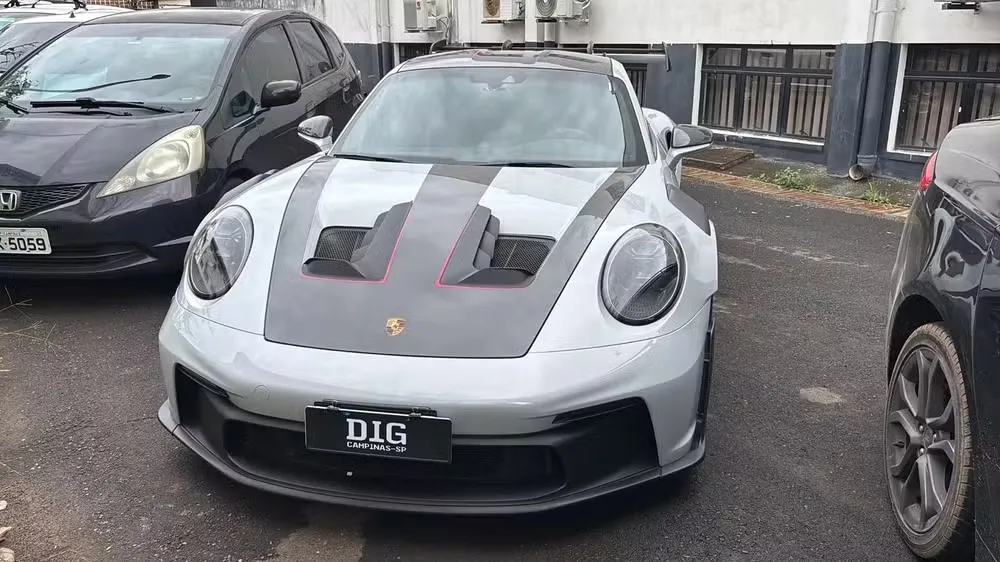 Um vídeo mostra o dono de uma Porsche, suspeito de fazer manobras a 200 quilômetros por hora, dirigindo em alta velocidade com a filha de 2 anos no colo.
