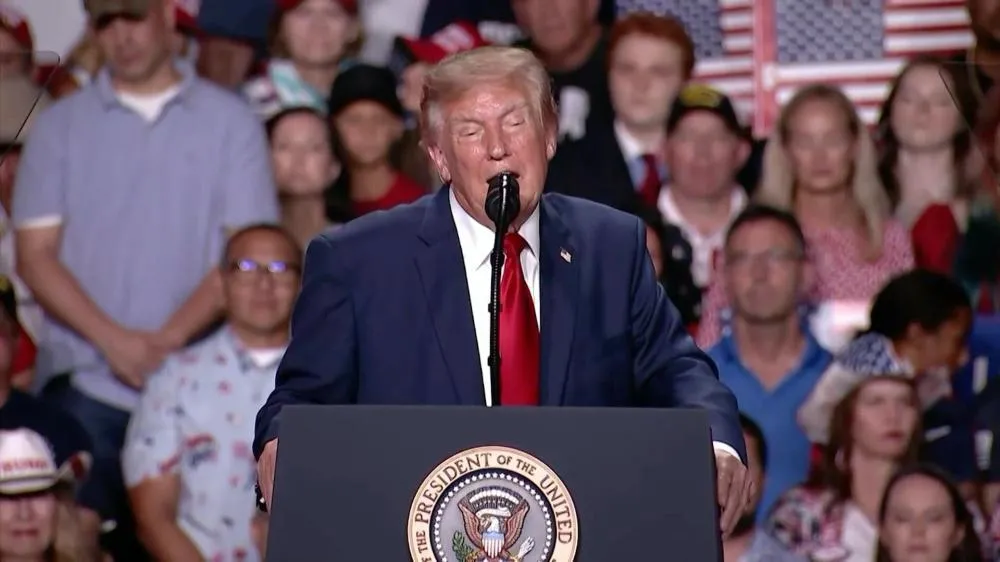 Donald Trump foi interrompido várias vezes por manifestantes durante um comício no Texas.