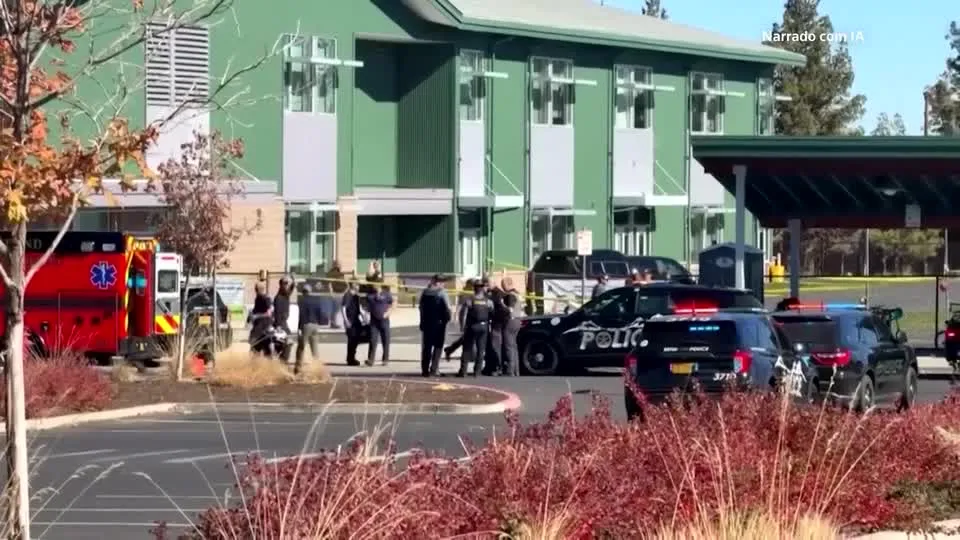 Atirador mata quatro pessoas em escola dos EUA antes de ser morto a tiros por membro da comunidade