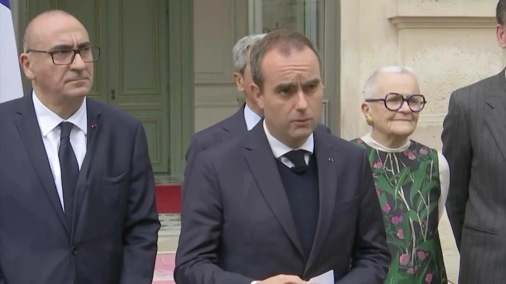 França decreta toques de recolher para conter confrontos e saques