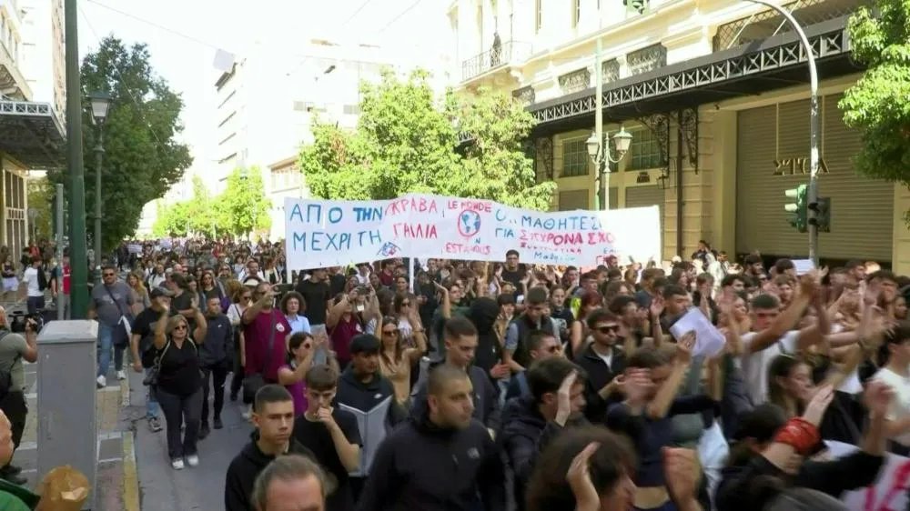 Estudantes, professores e funcionários protestam na Grécia, ‘como na França’