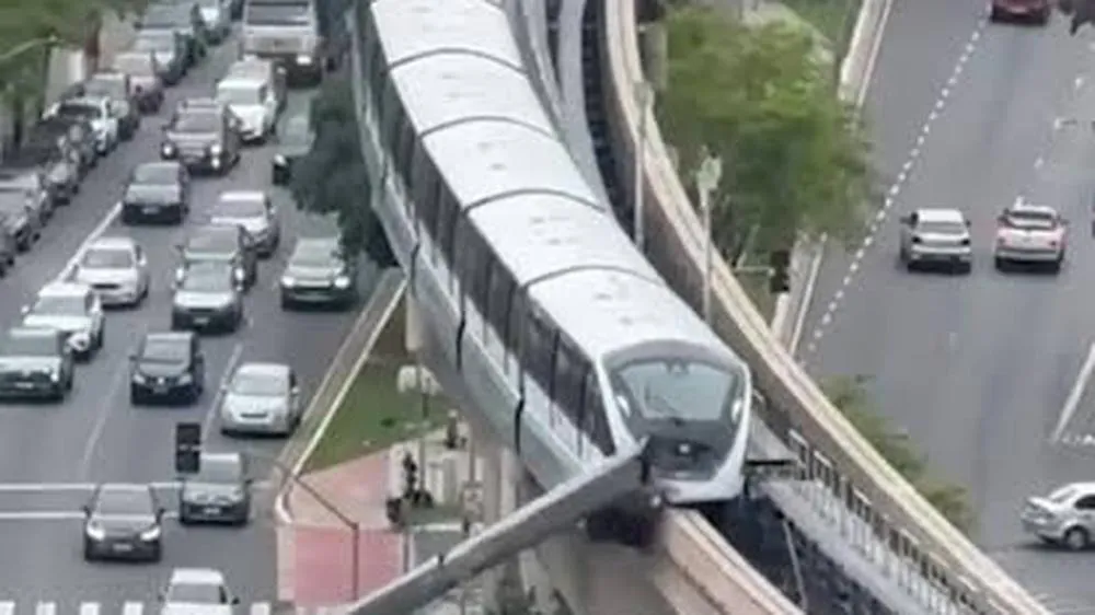 Guindaste cai sobre estrutura do monotrilho e é atingido por trem na Zona Leste de SP