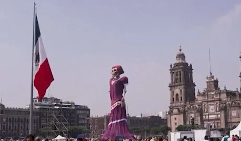 Catrina de mais de 30 metros vira atração em praça no México