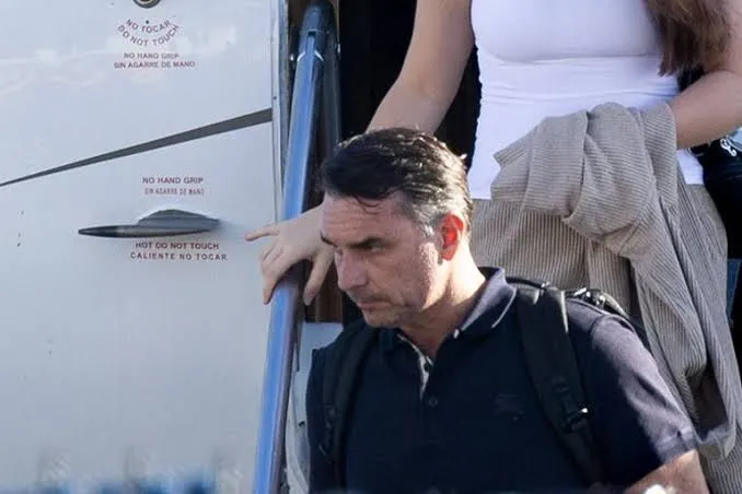 Voo de Flávio Bolsonaro foi pago por intermediários a partir dos EUA